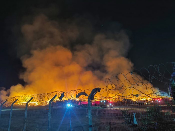Incendio en planta de CMPC en Puente Alto obliga a evacuación: empresa descarta material tóxico