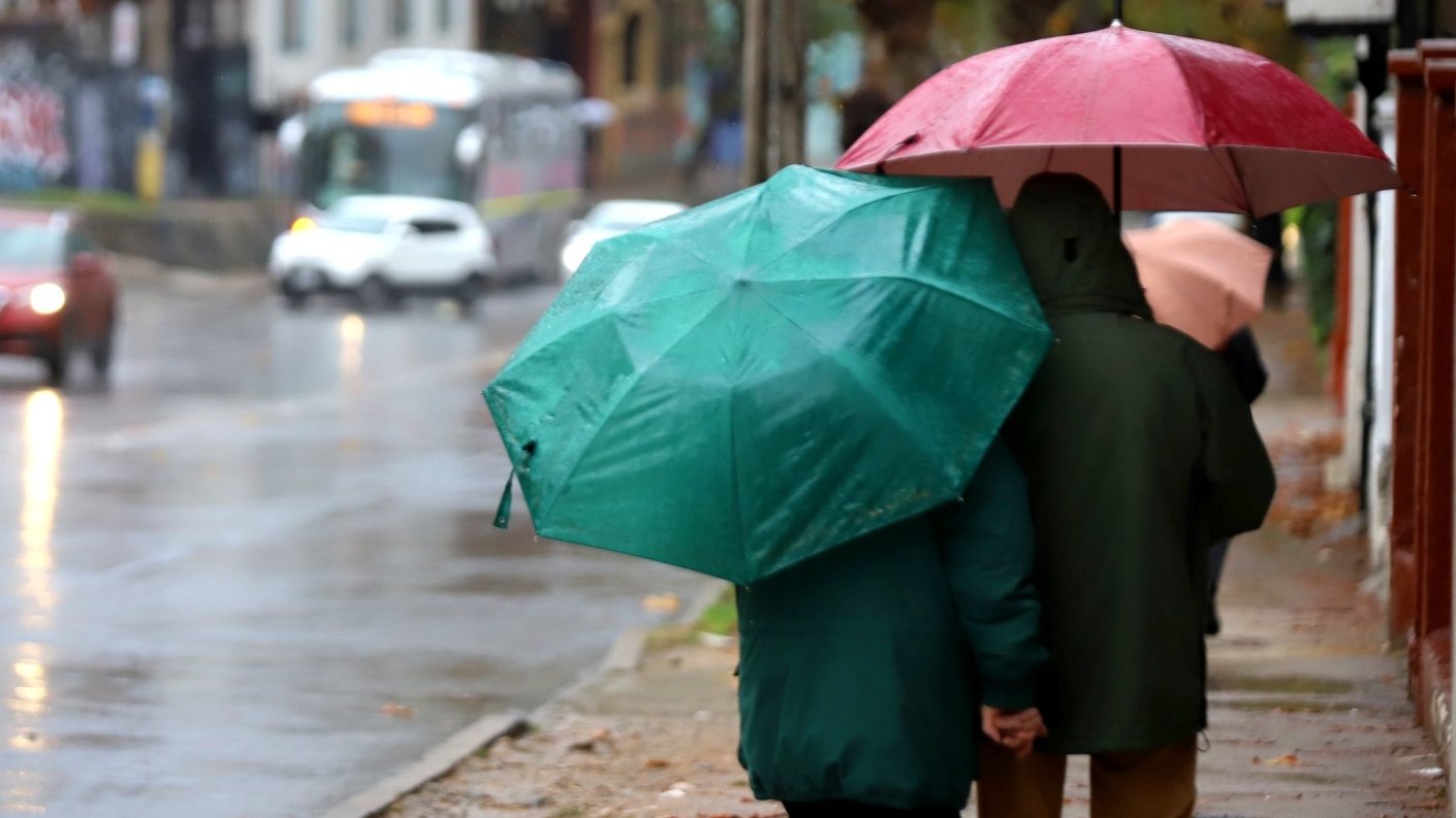 Lluvia en Santiago esta semana: cuándo se espera y cómo será el tiempo del lunes al viernes
