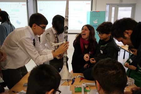 Hasta hoy puedes postular a programas de ciencia para docentes y estudiantes