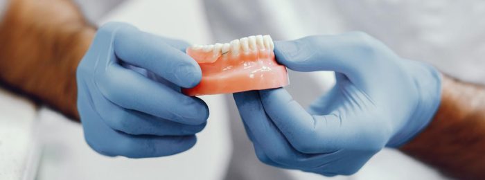 Implantes dentales en Chile: aumenta la cantidad de pacientes jóvenes que pierden piezas dentales