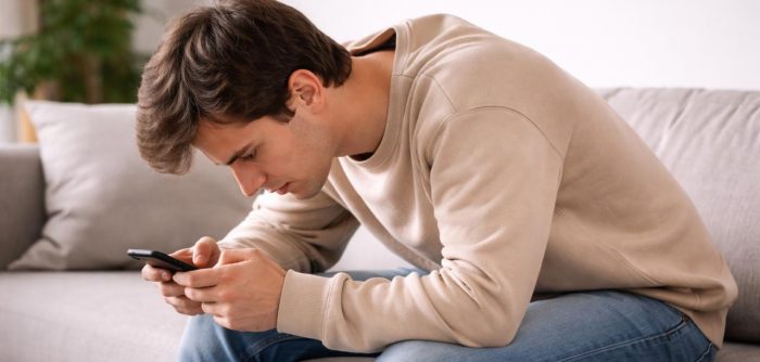 “Joroba por uso del celular”: especialistas alertan sobre daños en la columna por exceso de pantalla