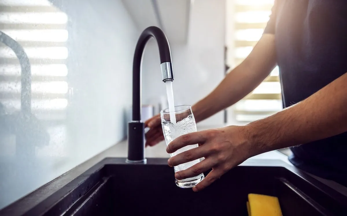 Agua de la llave gana terreno: 57% de los chilenos la prefiere