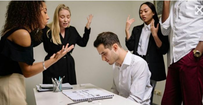 Realidad virtual contra el miedo a hablar en público: estudio muestra resultados prometedores