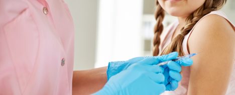 ¿Te corresponde la vacuna contra el VPH? Revisa la edad y dónde es gratis en Chile