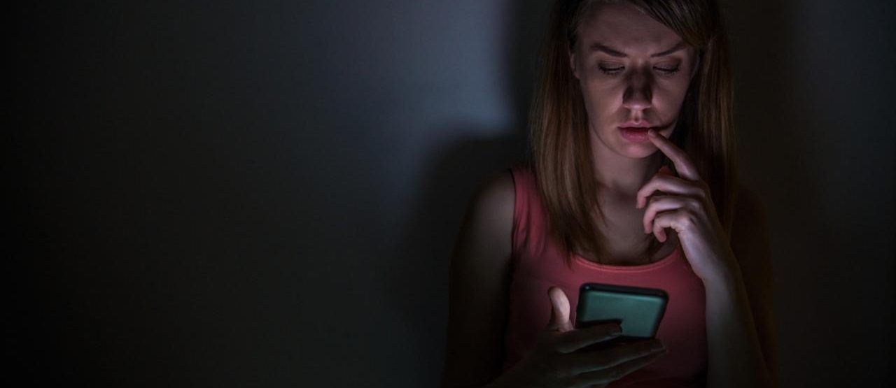 Violencia digital en Chile: 1 de cada 8 mujeres detecta apps espía en su celular, según estudio