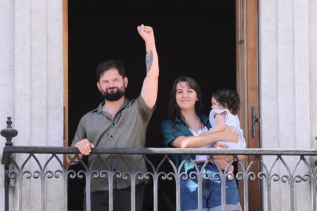 Boric se despide frente a La Moneda: "Me voy con frente en alto y las manos limpias"