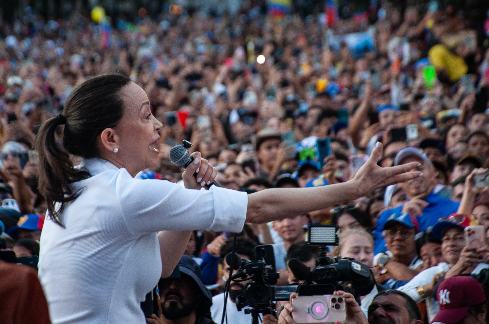 Machado reúne a miles de venezolanos en Santiago y llama a preparar el regreso a una Venezuela libre
