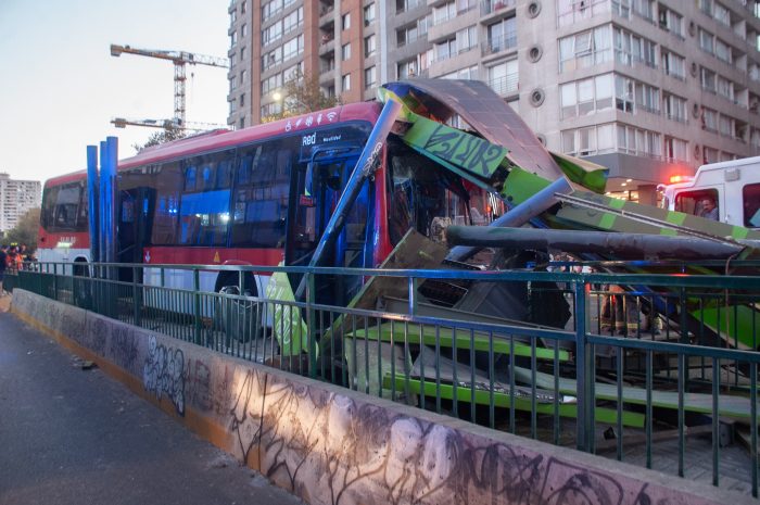 Bus Red choca contra paradero en Vicuña Mackenna y deja al menos cuatro lesionados