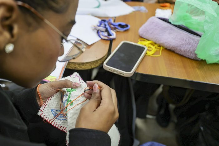 El bordado colectivo como herramienta política en América Latina