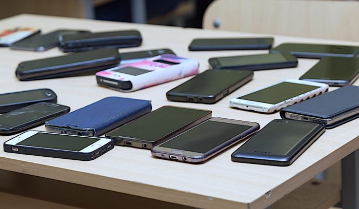Celulares fuera del aula: menos polémica y más pedagogía