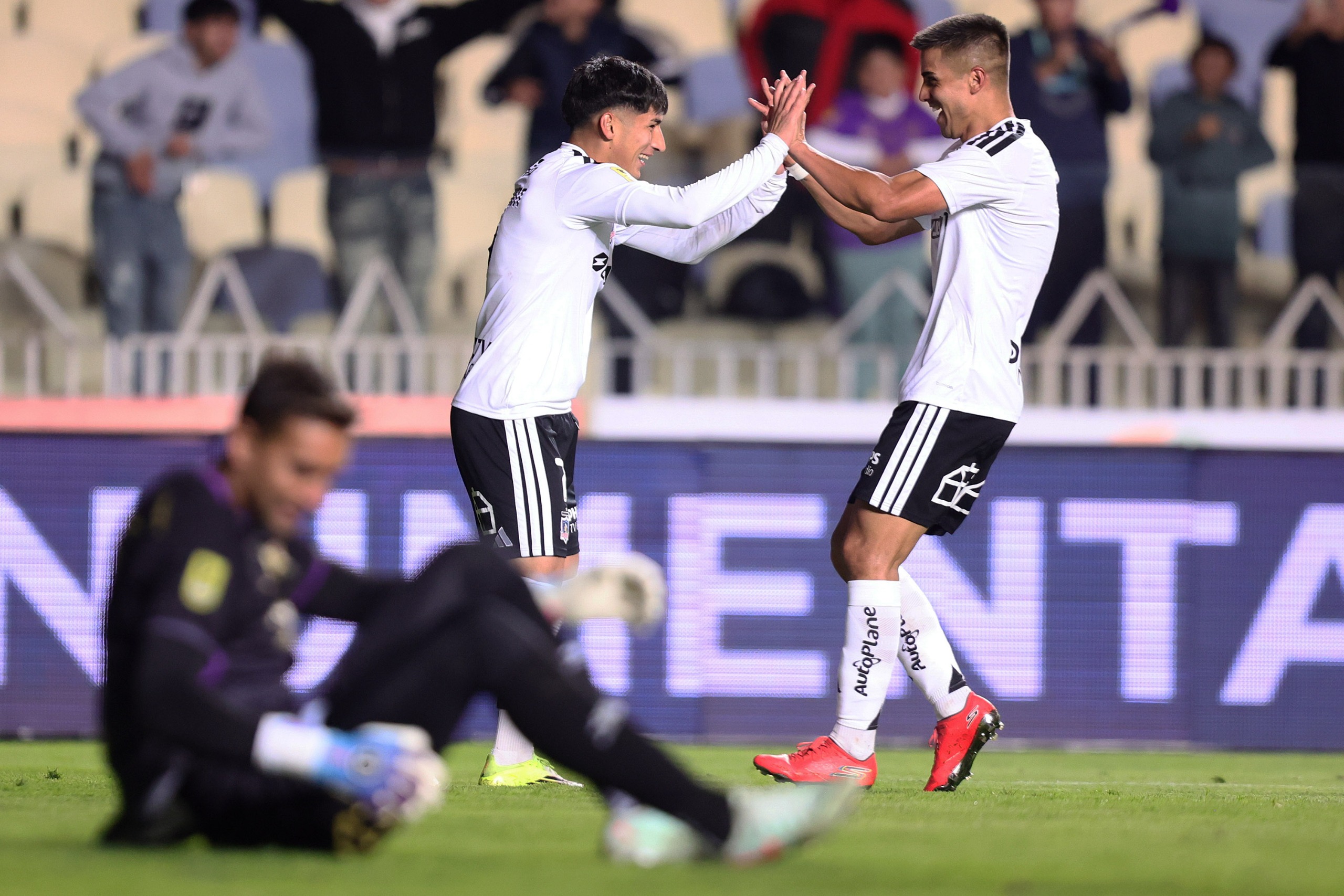 Colo Colo despierta con goleada y se instala como líder en la Copa de la Liga