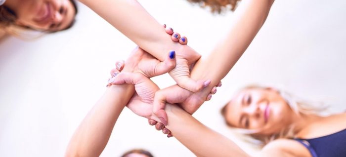 El costo físico de postergarse: cómo el exceso de roles afecta el cuerpo de las mujeres