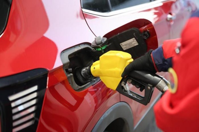 China adopta medidas de control temporales para precios minoristas de gasolina y diésel