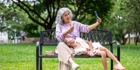 Personas mayores ganan terreno en redes sociales: el auge de los “granfluencers”