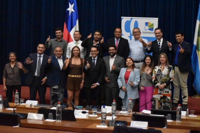 Gobernador Juliá tiene a la izquierda a sus pies