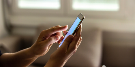 Alertan que el acceso permanente a apps y plataformas desde el celular puede fomentar adicciones