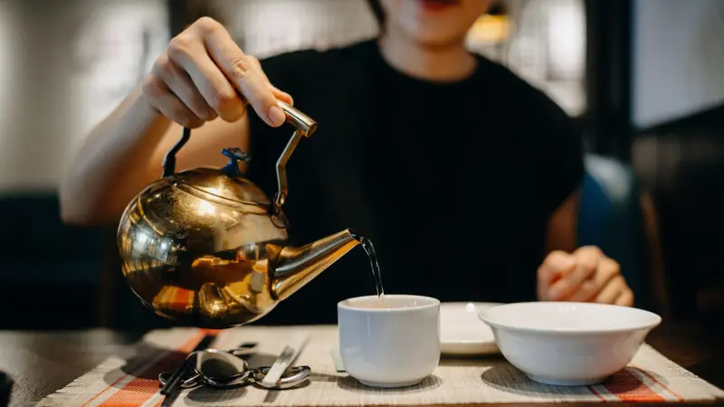 Qué beneficios tiene beber agua tibia según la medicina tradicional china (y qué dice la ciencia)