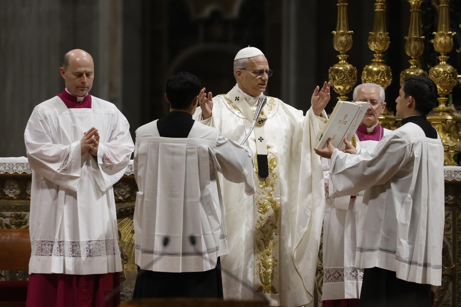 León XIV preside su primera Vigilia Pascual y bautizará a diez adultos en San Pedro