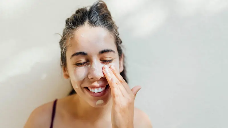 De esperma de salmón a excrementos de aves: qué dice la ciencia tras virales rutinas de skincare