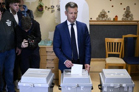 Participación récord en las elecciones de Hungría que podrían marcar el fin de era Orbán