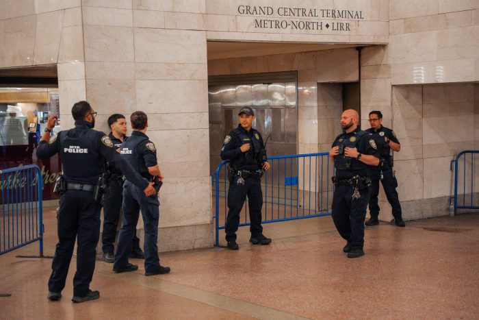 La policía mata a un hombre que apuñaló a varias personas en el metro de Nueva York