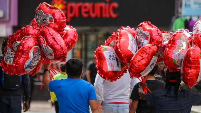 Que siga la fiesta: Contraloría detecta que municipios gastaron más en celebraciones que en ayudas