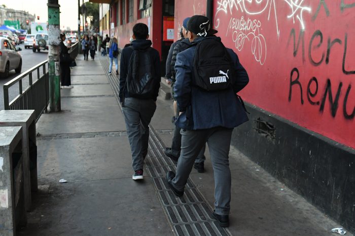Ley de Convivencia Escolar se publica en el Diario Oficial: Autoriza el uso de detectores de metales