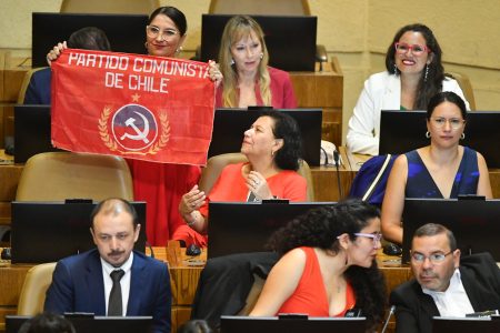 Bancada PC llama a no convertir en un "caballo de Troya" agresión contra ministra Lincolao