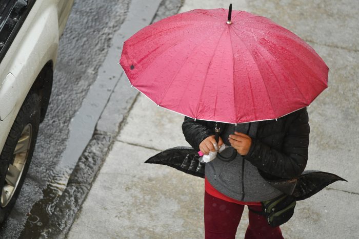 A sacar el paraguas hoy: tres sistemas frontales llegarán a Chile dejando intensas lluvias