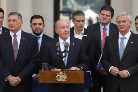 Ministro Quiroz se defiende ante críticas por finanzas: "No se puede tapar el sol con un dedo"