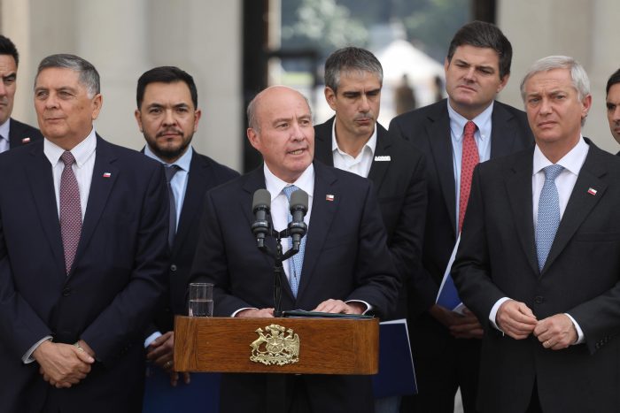 Ministro Quiroz se defiende ante críticas por finanzas: “No se puede tapar el sol con un dedo”