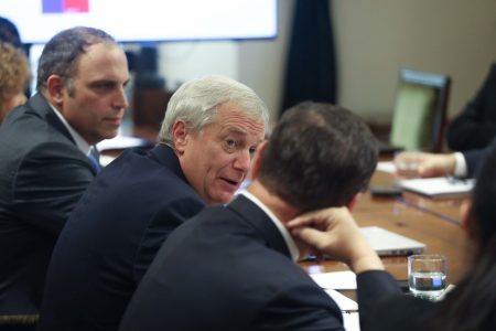 Criteria: aprobación de Kast registra nueva caída y solo 38% aprueba manejo de ‘emergencia’