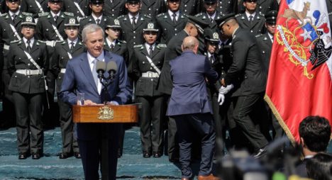 Tres gendarmes se desmayan durante acto encabezado por Presidente Kast