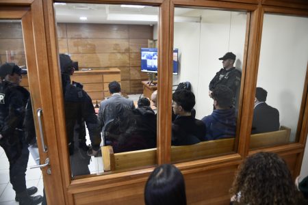 Sólo con arraigo nacional y firma: estudiantes que agredieron a ministra Lincolao quedan en libertad