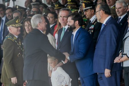 Apretón de manos: Boric y Kast se reencuentran durante ceremonia del aniversario de Carabineros