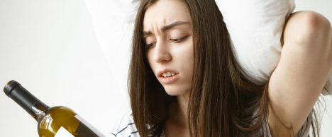 Consumo de alcohol en mujeres jóvenes en Chile: cifras alertan aumento y baja búsqueda de ayuda