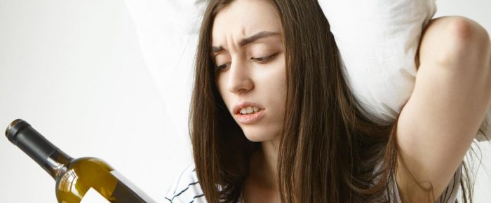 Consumo de alcohol en mujeres jóvenes en Chile: cifras alertan aumento y baja búsqueda de ayuda