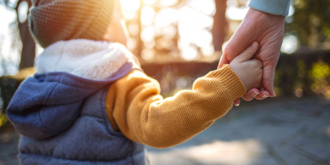 Retrasan Ley de Adopción en Chile: críticas políticas y debate por familias homoparentales