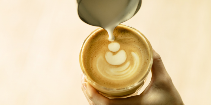 Café y salud mental: estudio revela que también el descafeinado mejora el ánimo vía microbiota