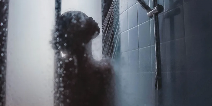 Ducharse a oscuras: la tendencia viral que promete mejorar el sueño y que la ciencia analiza