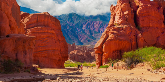 Salta en otoño: paisajes rojizos, rutas escénicas, vinos de altura y tradiciones