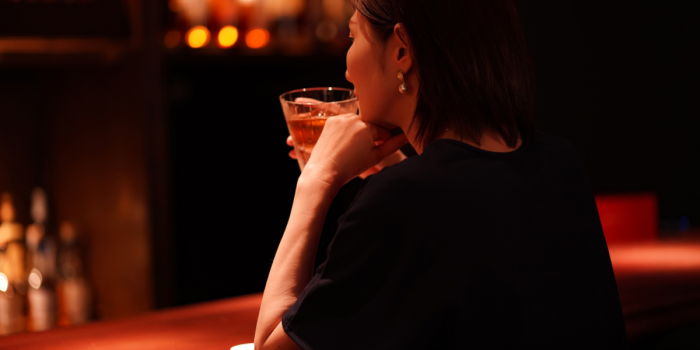 Mujeres jóvenes superan a hombres en consumo de alcohol y alertan por alza de riesgos