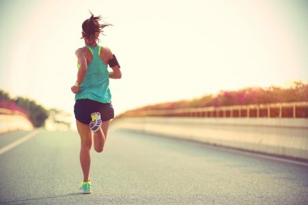 ¿Puede una embarazada correr una maratón? Expertos explican riesgos, cuidados y recomendaciones