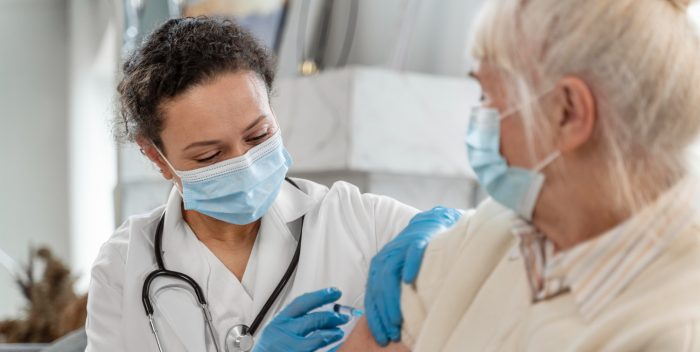 Vacunas contra influenza y VRS pueden reducir hasta un 45% el riesgo de eventos cardiovasculares