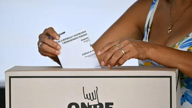 Las aMAGAdas elecciones en Perú y Hungría