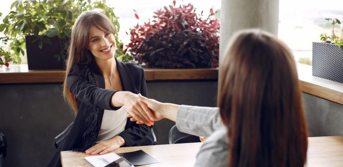 Vuelta al trabajo tras una pausa: 8 consejos para que mujeres logren reinsertarse laboralmente