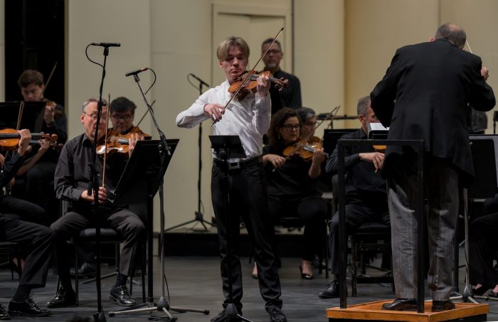 Violinista Yury Revich se presenta con Sinfónica Nacional en debut de maestra Priscila Bomfim