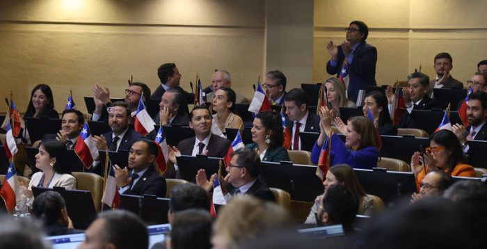 Oficialismo pisa el acelerador por paquete legislativo y se abre a sesionar en semana distrital