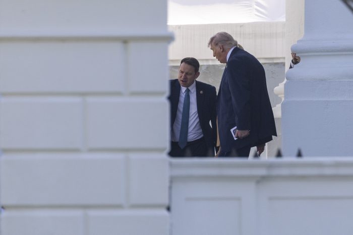 Trump reitera ultimátum y llama a los “malditos locos” de Irán a “abrir el puto estrecho”