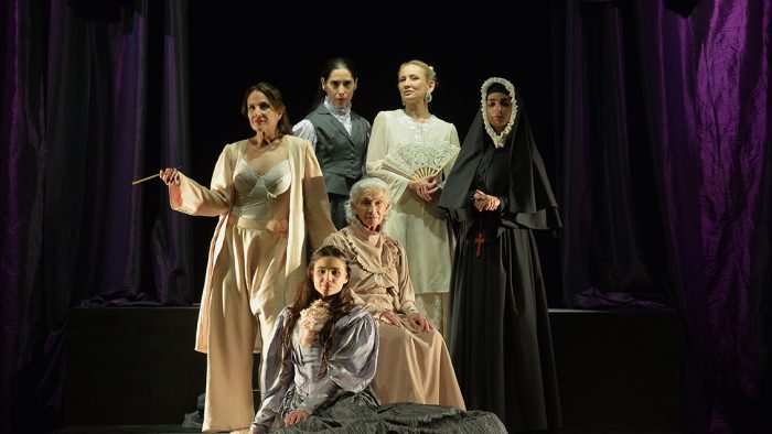 “Las Aristócratas" en Mori Recoleta, una mirada escénica sobre los secretos de la élite chilena